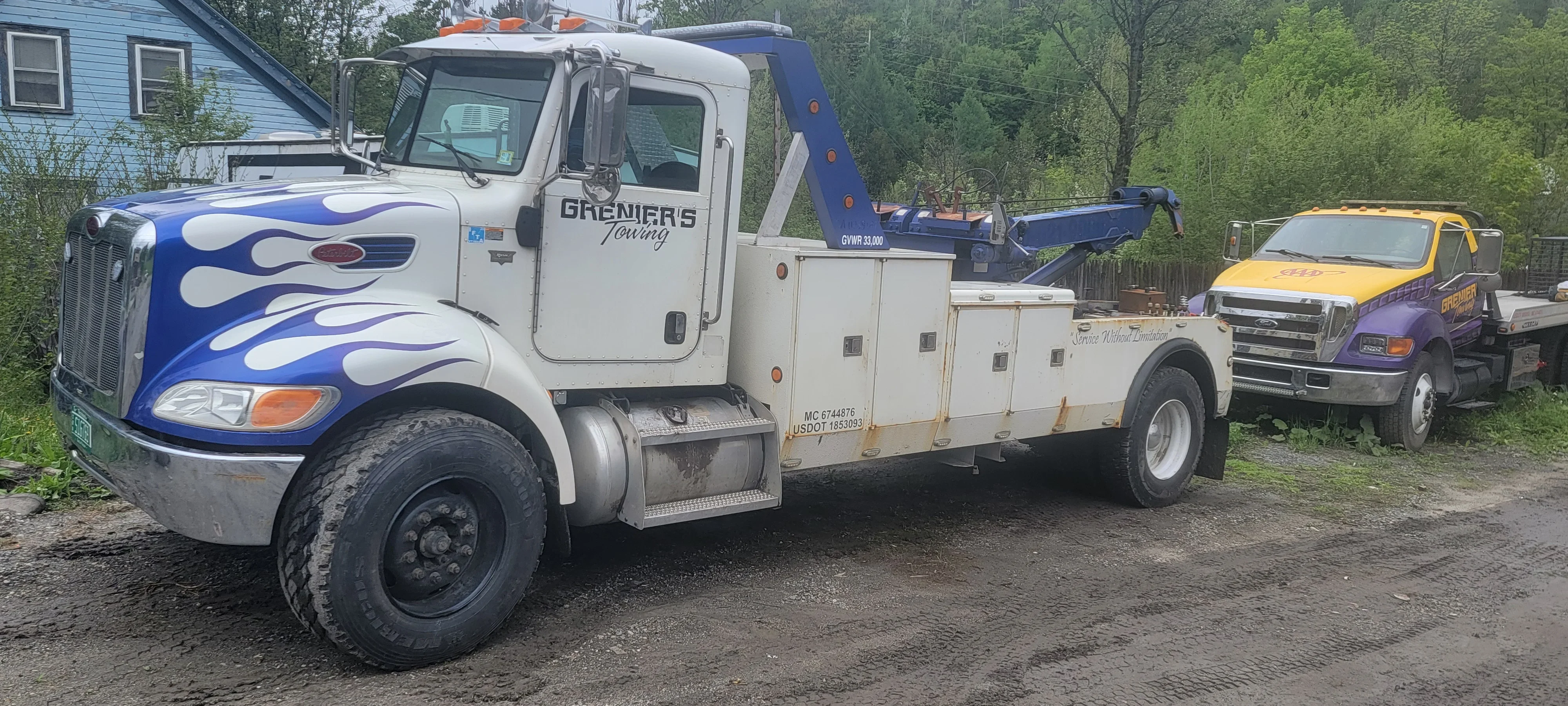 Heavy-Duty Towing Wrecker